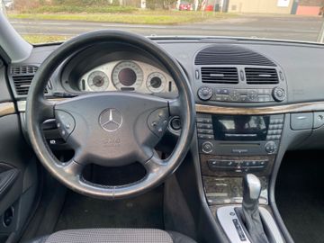 Fahrzeugabbildung Mercedes-Benz E 200 Kompressor Avantgarde*SHZ*PDC*Tempomat*