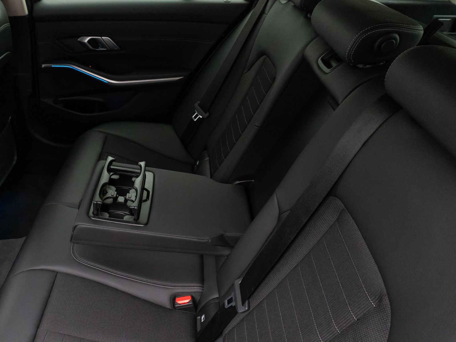 Fahrzeugabbildung BMW 330e Sport Line DAB HiFi WLAN Stop&Go PDC Alarm