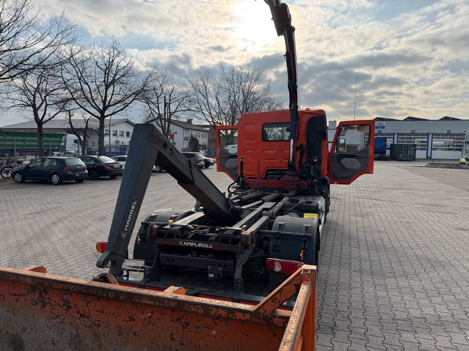 Fahrzeugabbildung DAF FA LF 180 8t Abrollkipper mit Ladekran