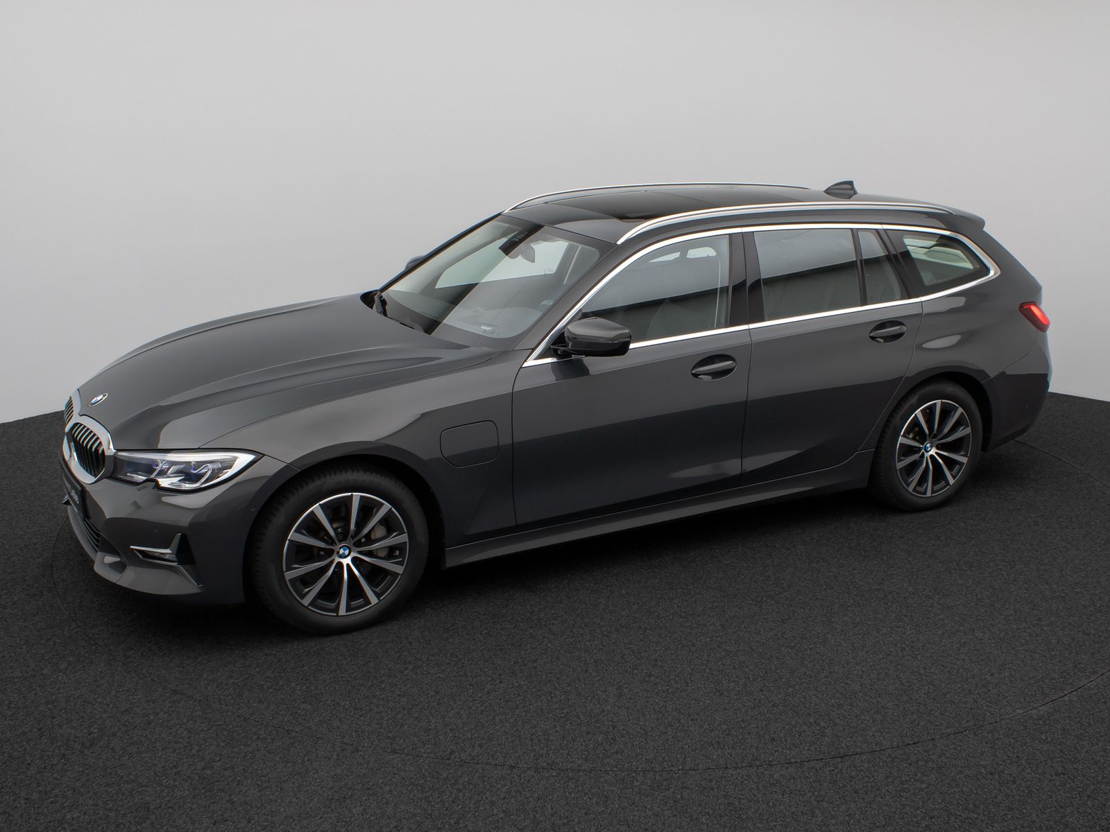 Fahrzeugabbildung BMW 330e Luxury Line Kamera Pano HUD HiFi Individual