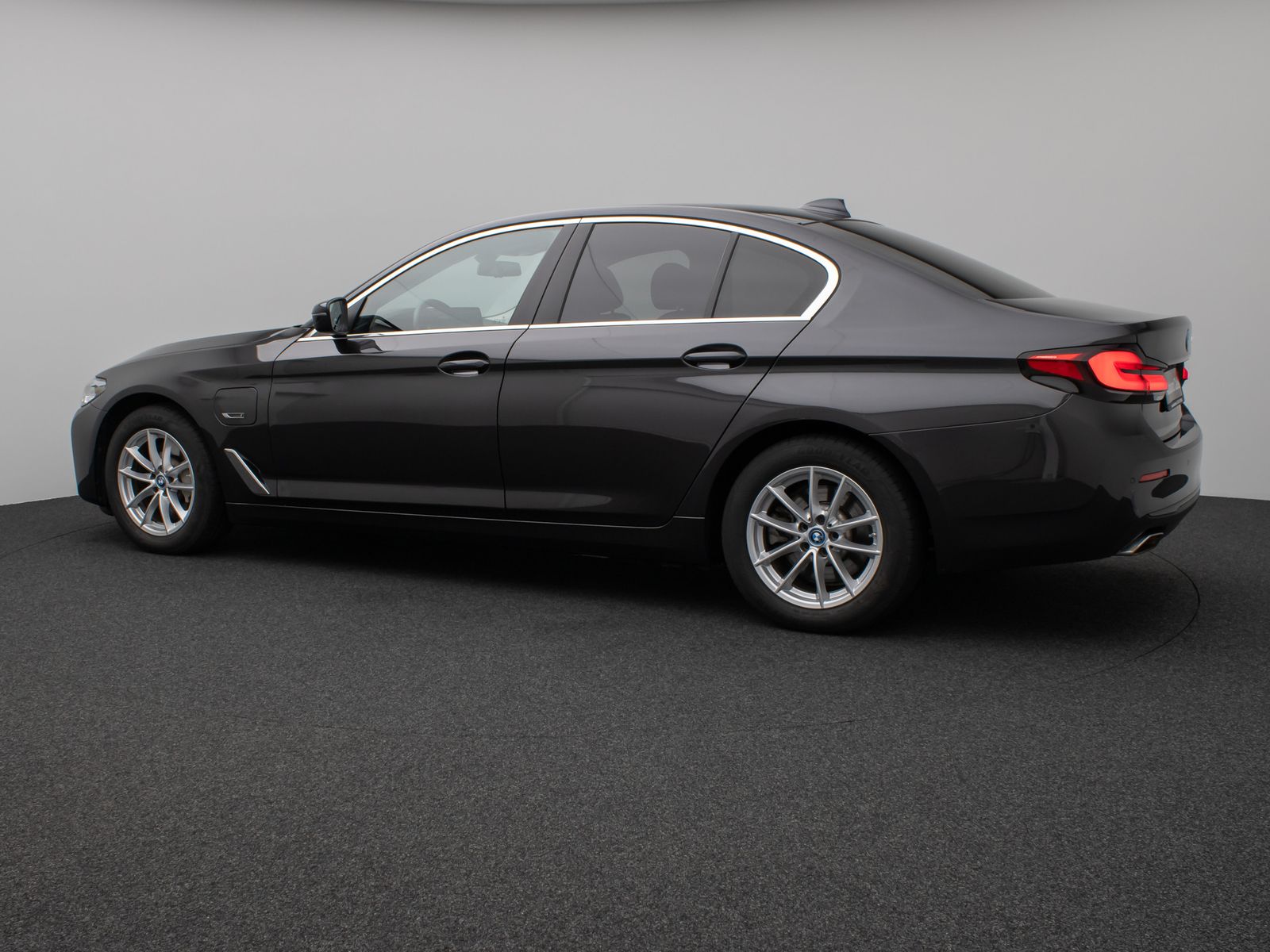 Fahrzeugabbildung BMW 530e HUD DAB HiFi CockPitPro PDC Komfort Alarm