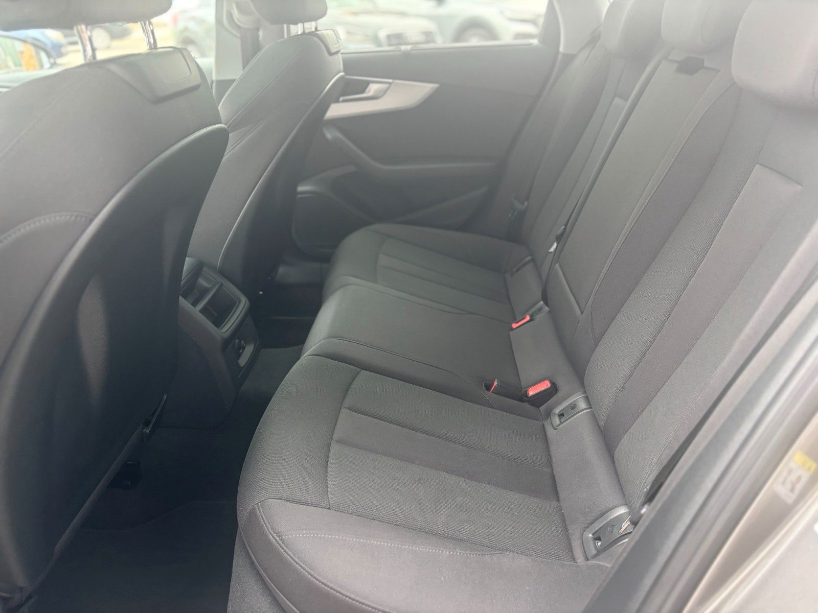 Fahrzeugabbildung Audi A4 Avant 40 TFSI quattro basis