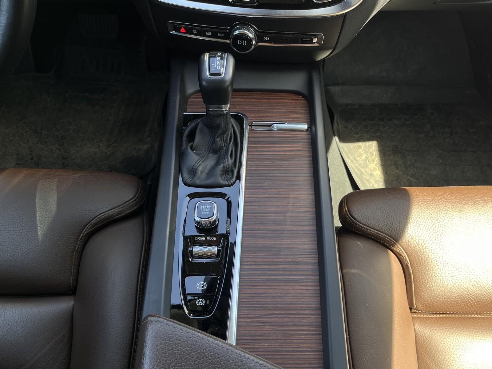 Volvo V60 Kombi AWD /HK-ANLAGE/LED/NAVI/LEDER/