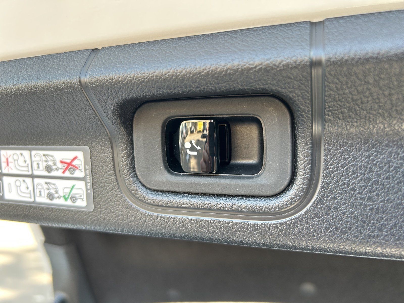 Fahrzeugabbildung Mercedes-Benz EQE 43 AMG Prem HYPER Night DISTRO KeyGo AHK HAL