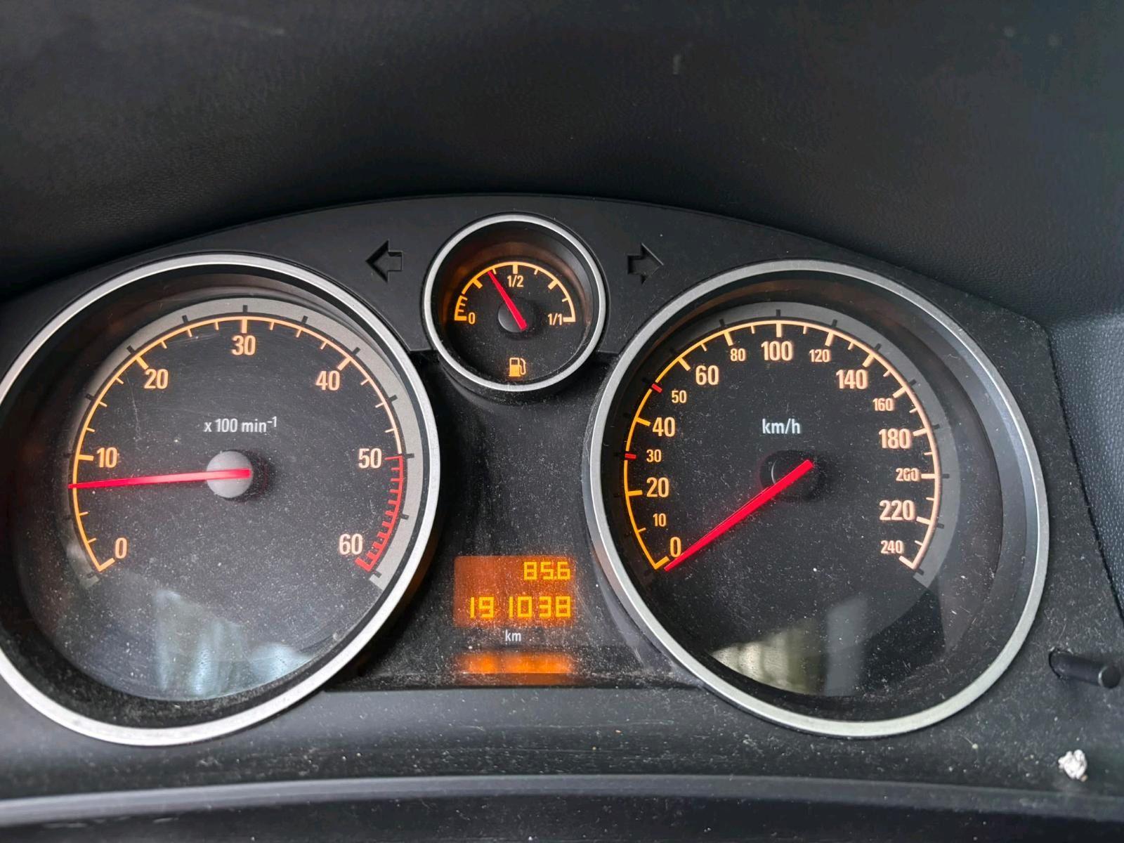 Opel Astra 2006 — салон