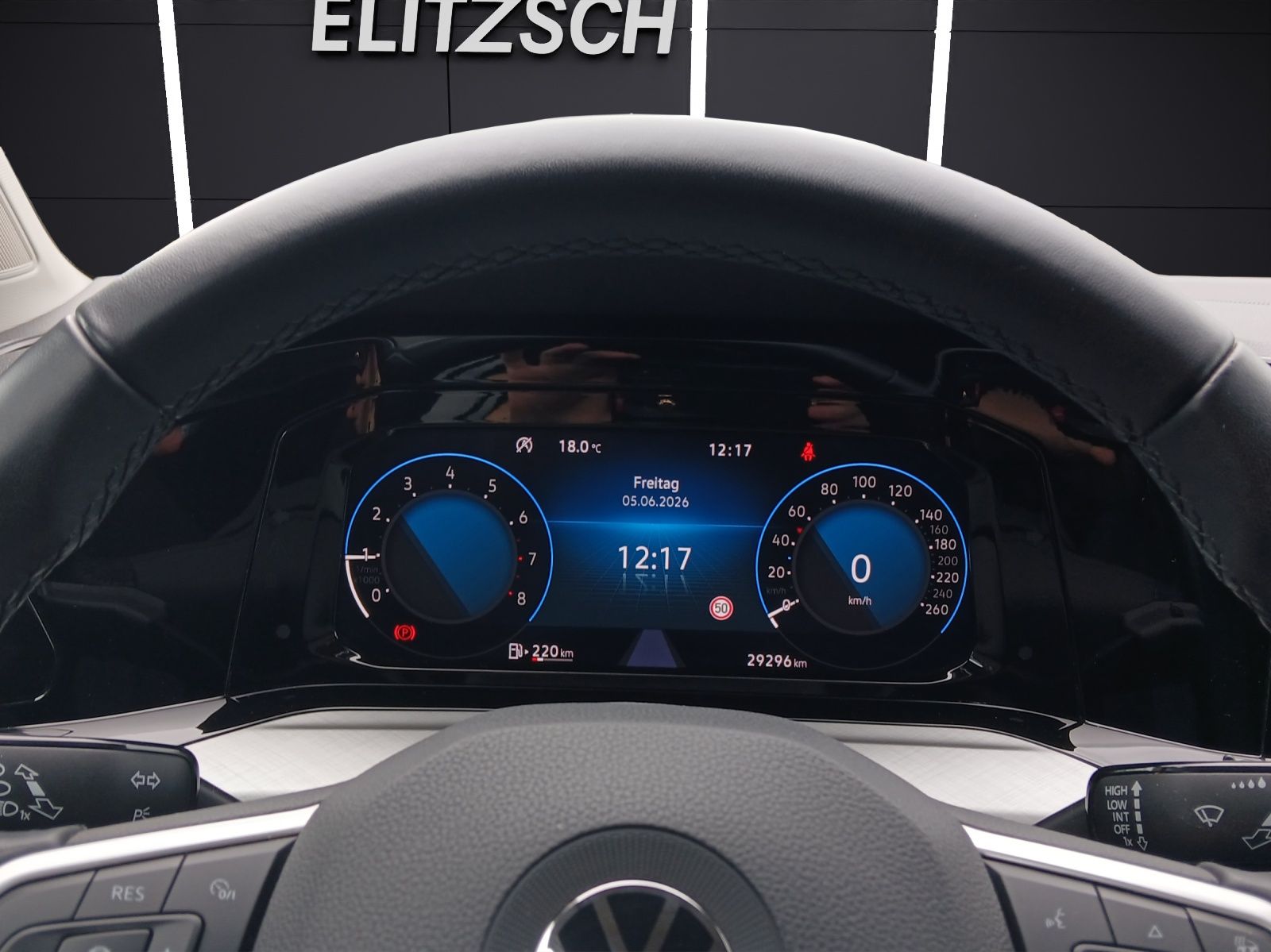 Fahrzeugabbildung Volkswagen Golf VIII Variant TSI Life LED Navi AID ACC PDC