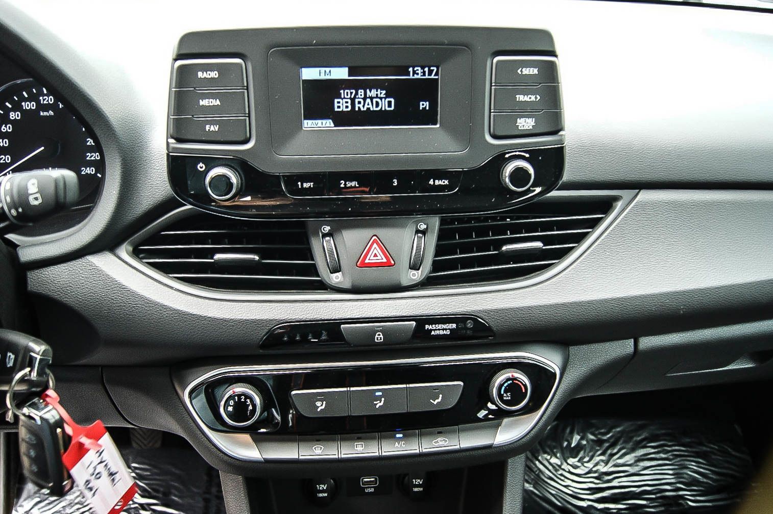 Fahrzeugabbildung Hyundai i30 1.4i pure Klima SPURASSISTENT BLUETOOTH 5trg