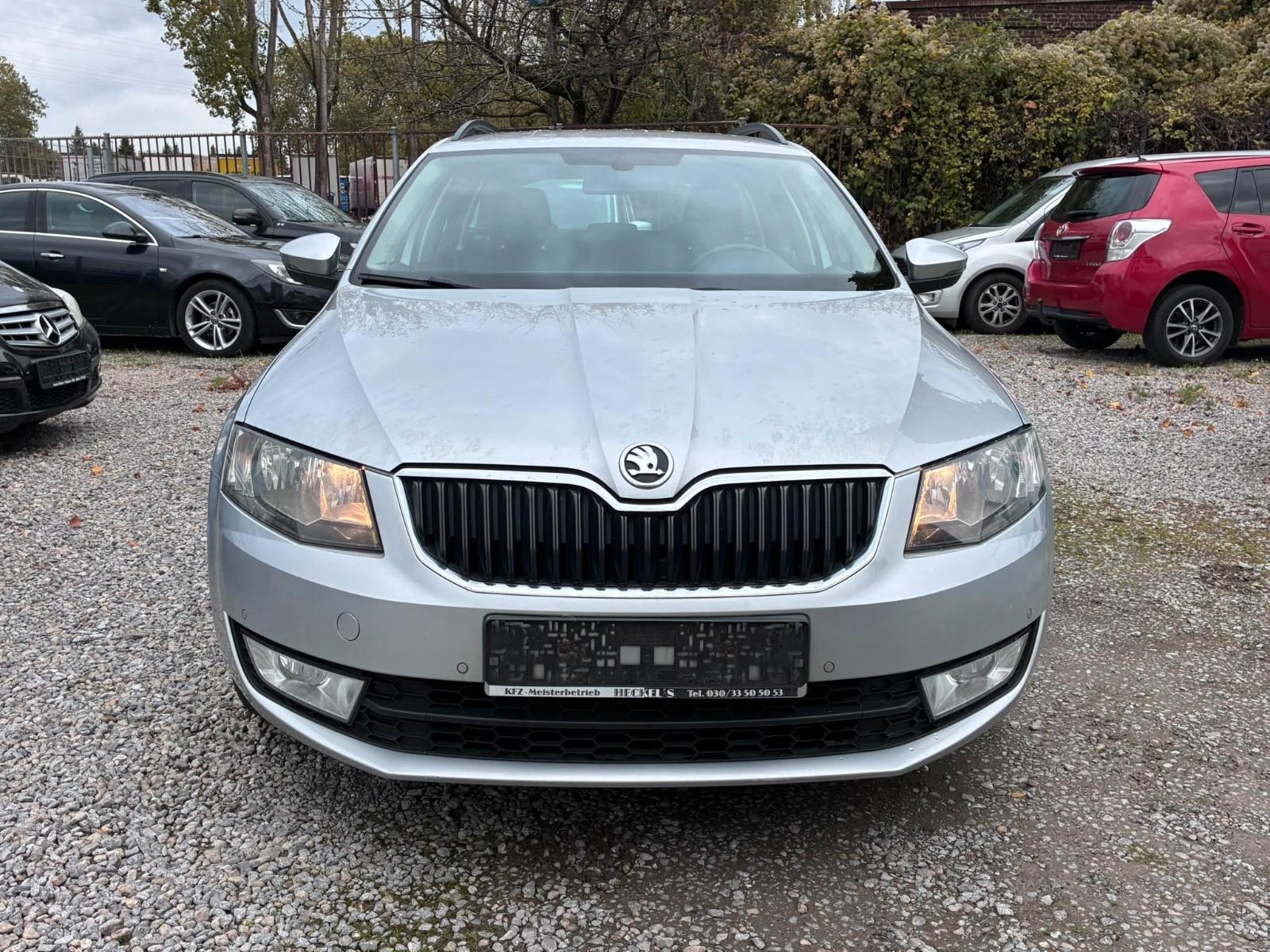 Skoda Octavia 2013 — rear view