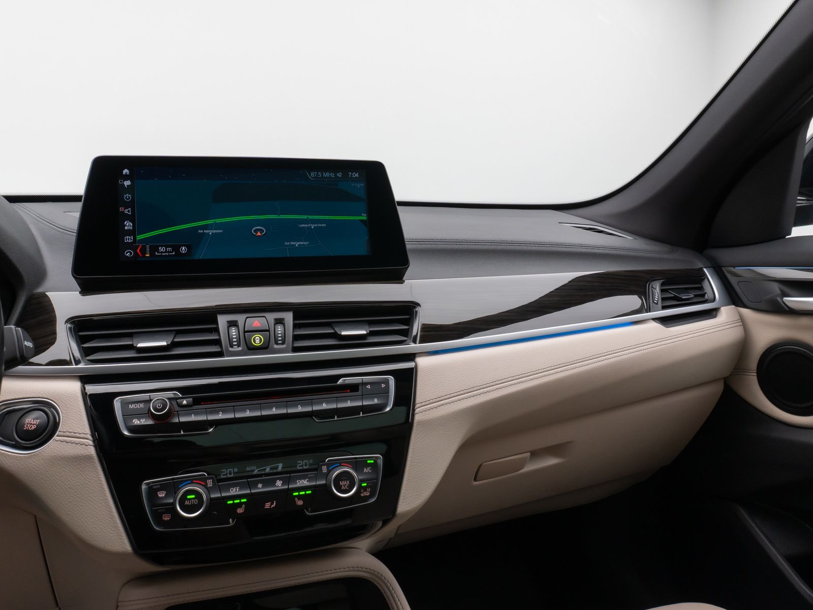 Fahrzeugabbildung BMW X1 xD25e MSport Panorama Kamera HUD DAB HiFi AHK