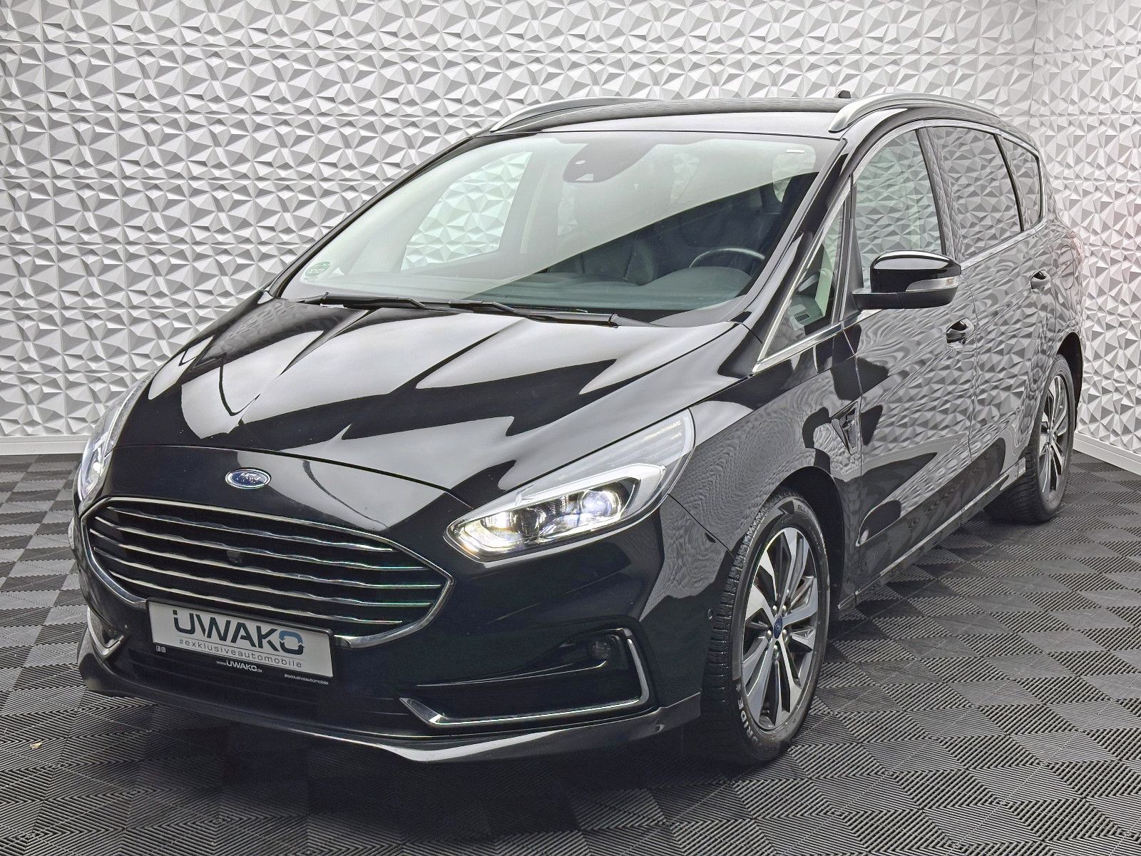 Fahrzeugabbildung Ford S-MAX 2.0 TITANIUM/LED/7-SITZE/KEYL/RCAM/ACC/DAB