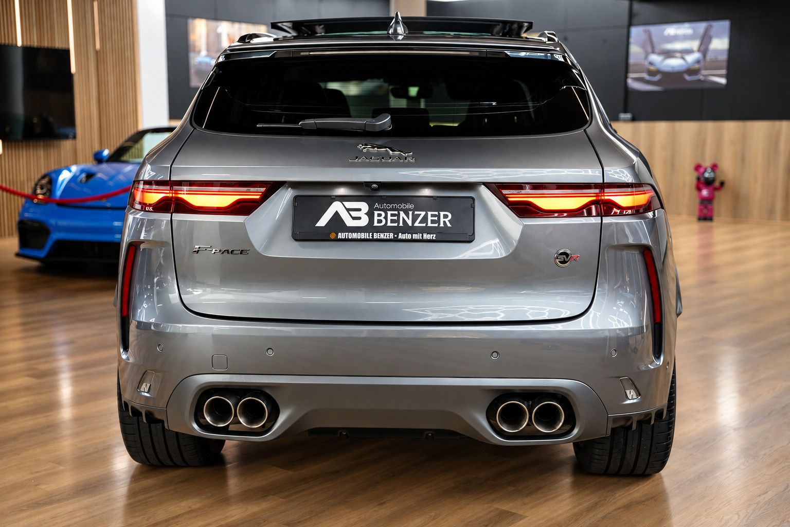 Fahrzeugabbildung Jaguar F-Pace  SVR /PANO/MERIDIAN/HUD/360°KAM/MEMORY