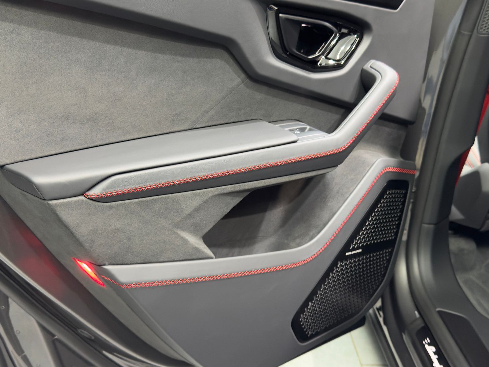 Fahrzeugabbildung Lamborghini URUS SE|BANG/OLUFSEN|PANO|MY25|BLANCO COC