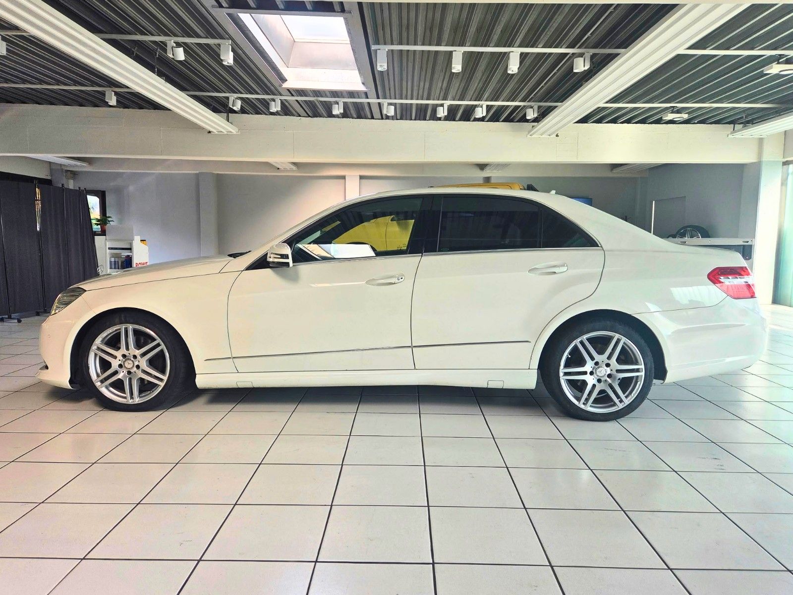 MERCEDES-BENZ E 220 — zdjęcie 8