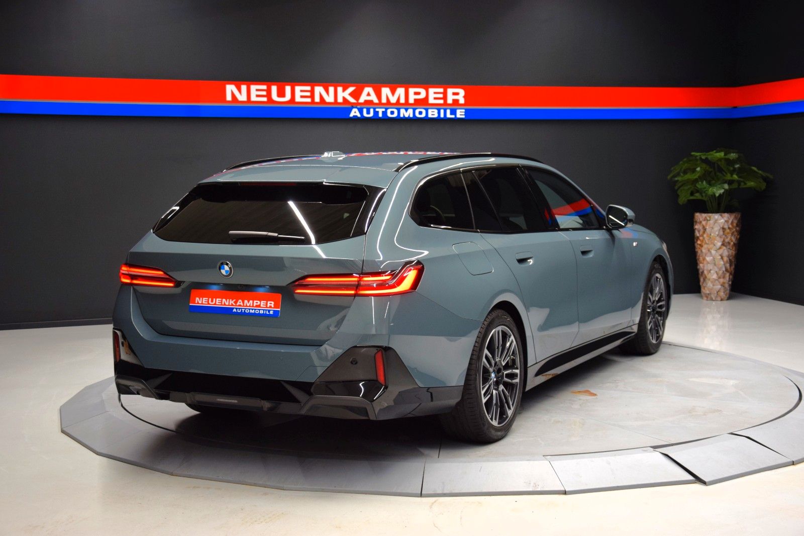 Fahrzeugabbildung BMW 520d xDrive Tour M Sport Pro Iconic Glow Stndhzg