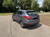 Hyundai ix35 2.0 4WD - Hyundai TUCSON mit Benzin-Antrieb: Geländewagen, mit Klimaanlage, 2.0