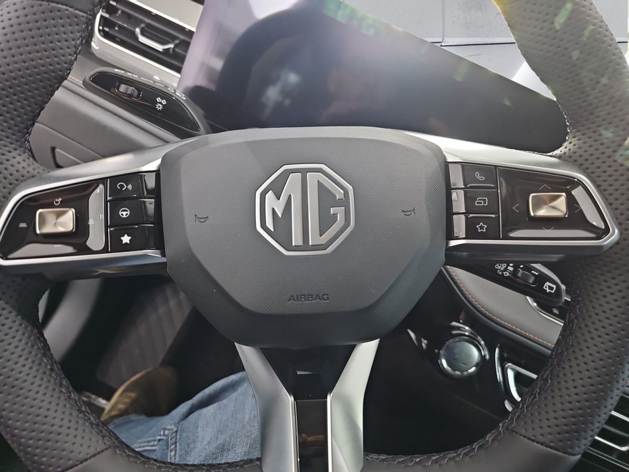 MG HS