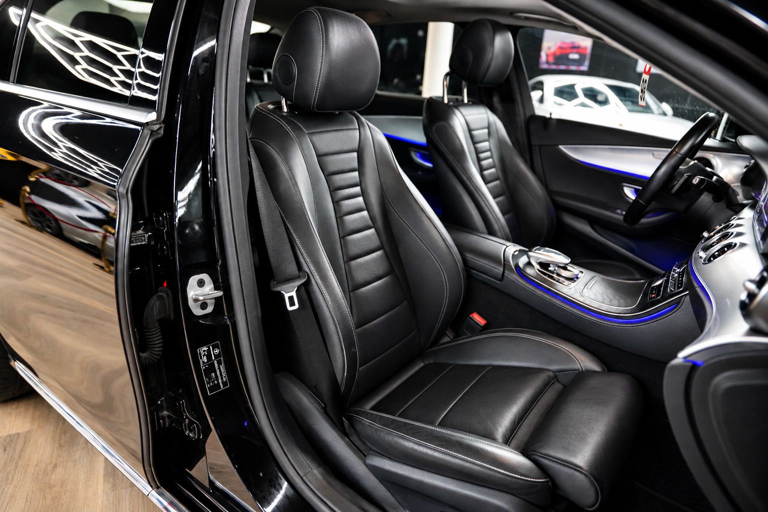 Fahrzeugabbildung Mercedes-Benz E 220 E 220 d Avantgarde *Pano*Ambiente*Widescre