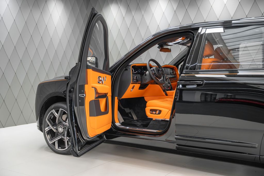 Cullinan BLACK BADGE 2026 BLACK/ORANGE FOOTREST - Bild 12