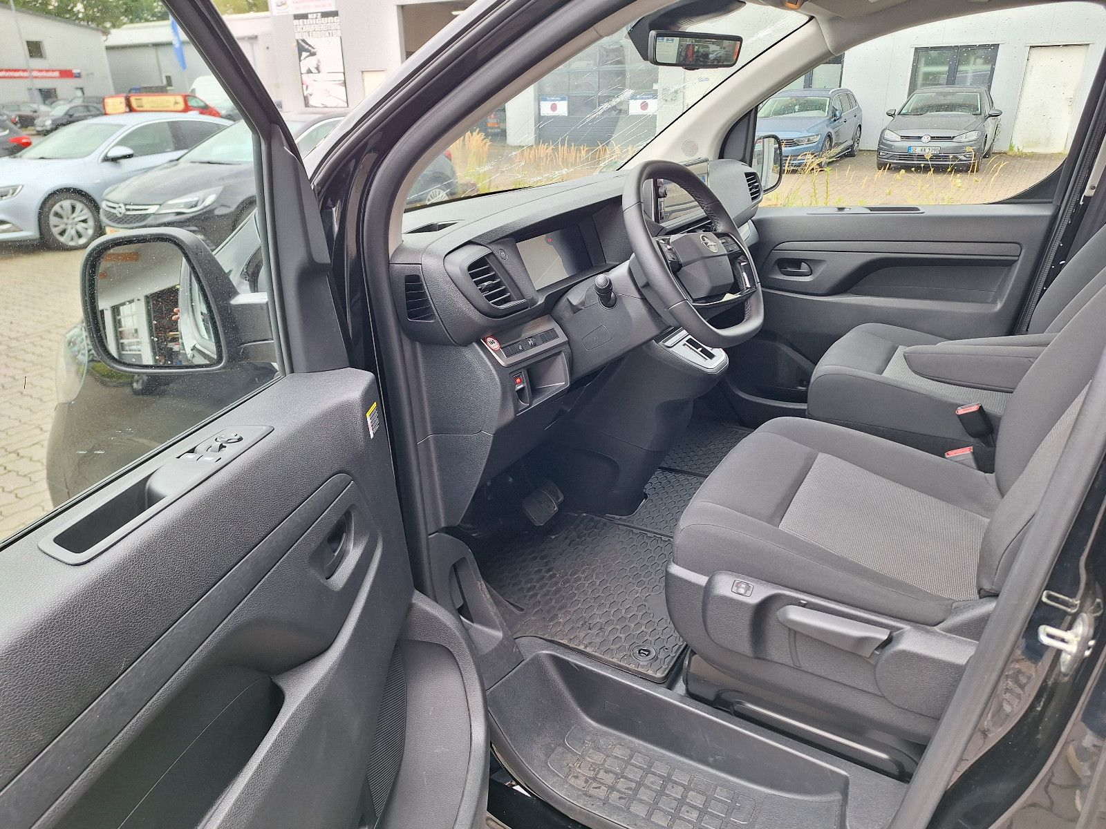 Fahrzeugabbildung Opel Vivaro Doka 5 Sitzer /Aut. Hagelschaden