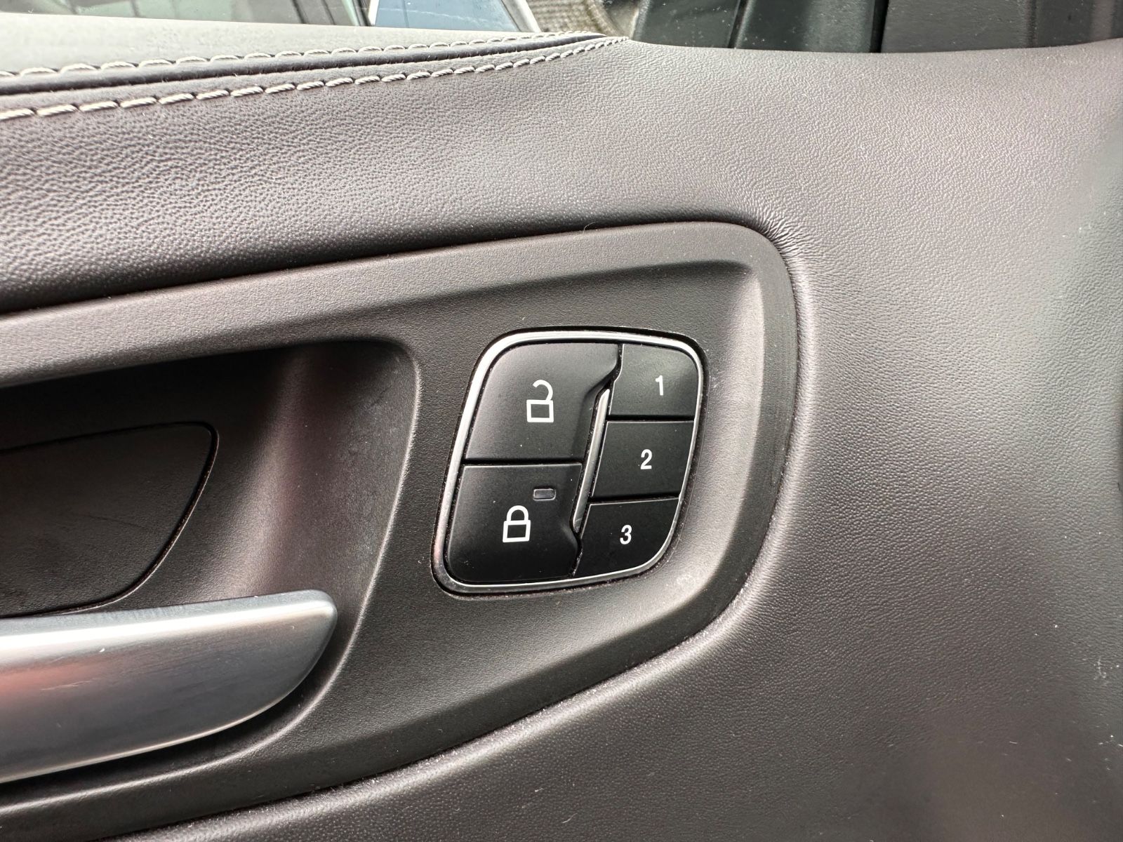 Fahrzeugabbildung Ford Kuga Vignale 2.0 TDCi 4x4 AHK/ACC/BiXenon/Keyfre