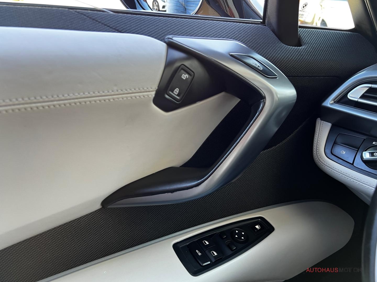 BMW i8 Coupe LED HUD SHZ LEDER KOLLISIONWARNER