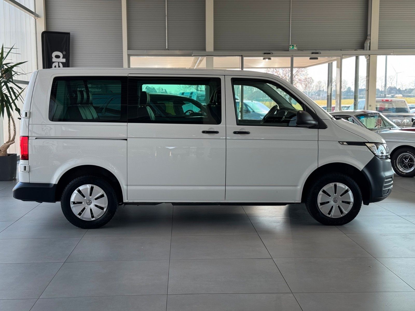 Fahrzeugabbildung Volkswagen T6 Transporter Kombi 2.0 TDI "Klima  9-Sitzer"