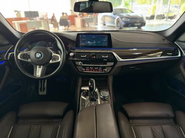 Fahrzeugabbildung BMW M550d xDr Pano HUD ACC DAB H/K Apple Carplay