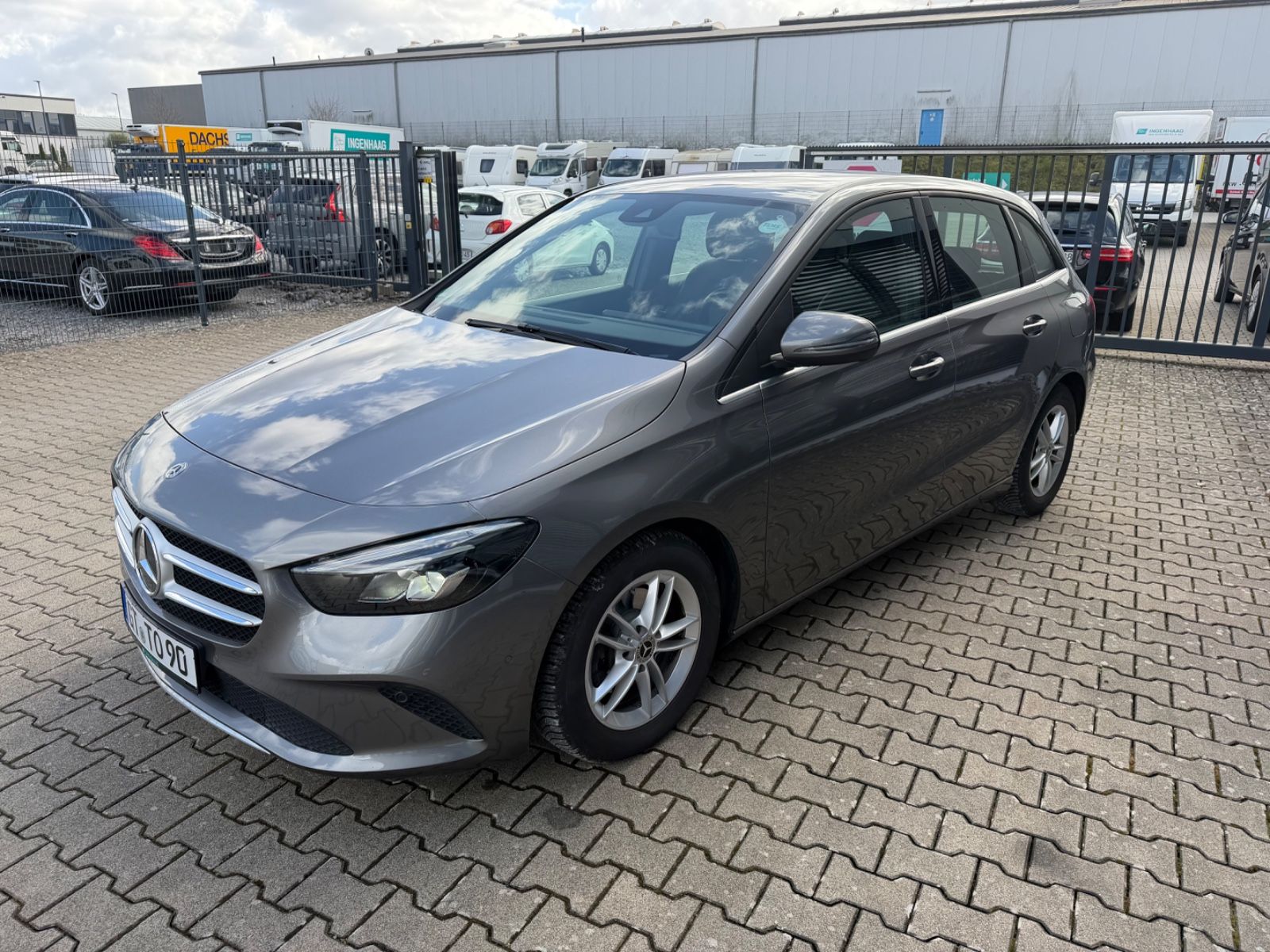 Fahrzeugabbildung Mercedes-Benz B 180 Business Paket