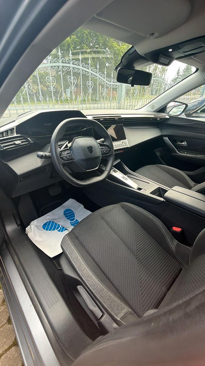 BMW 318 2010 — photo 18