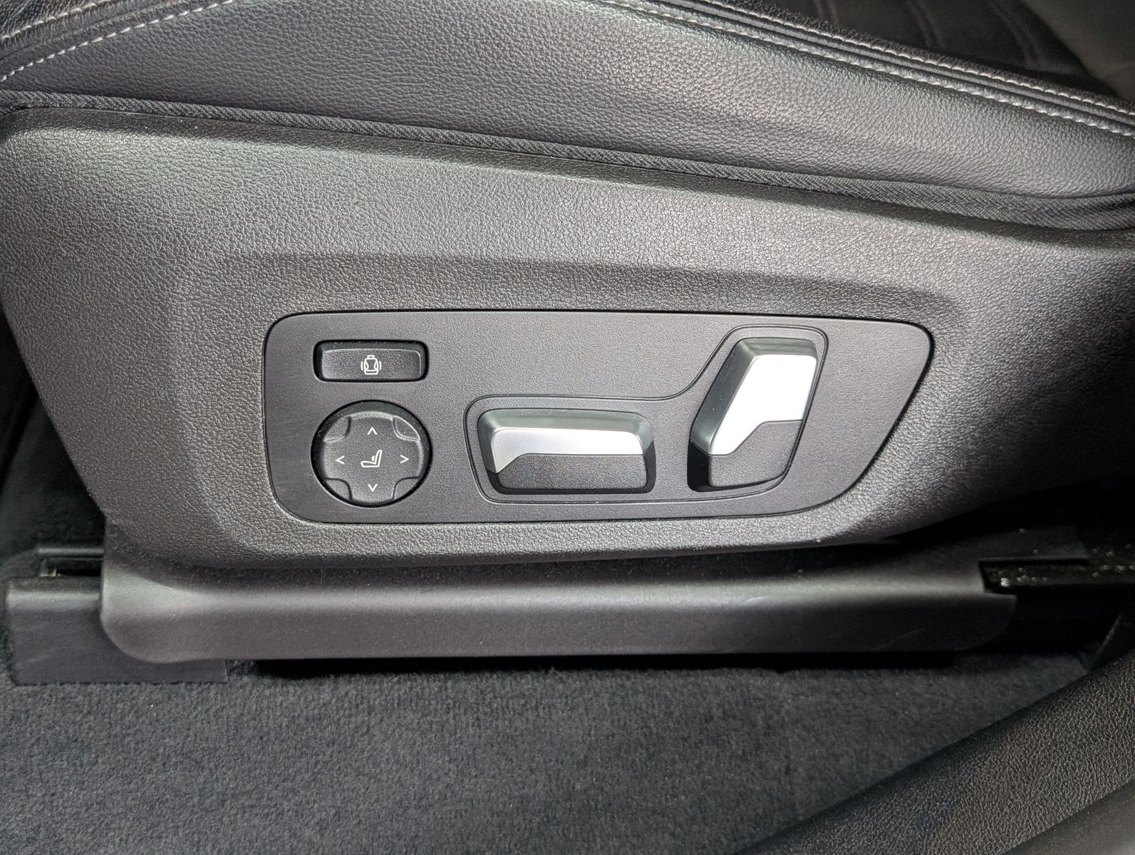 Fahrzeugabbildung BMW X4 xDrive 30 i xLine MSport Shadow PANO H&K VOLL