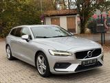 Volvo V60 Momentum Aut. AWD LED NAVI AHK TEILLEDER - Volvo V60: Awd