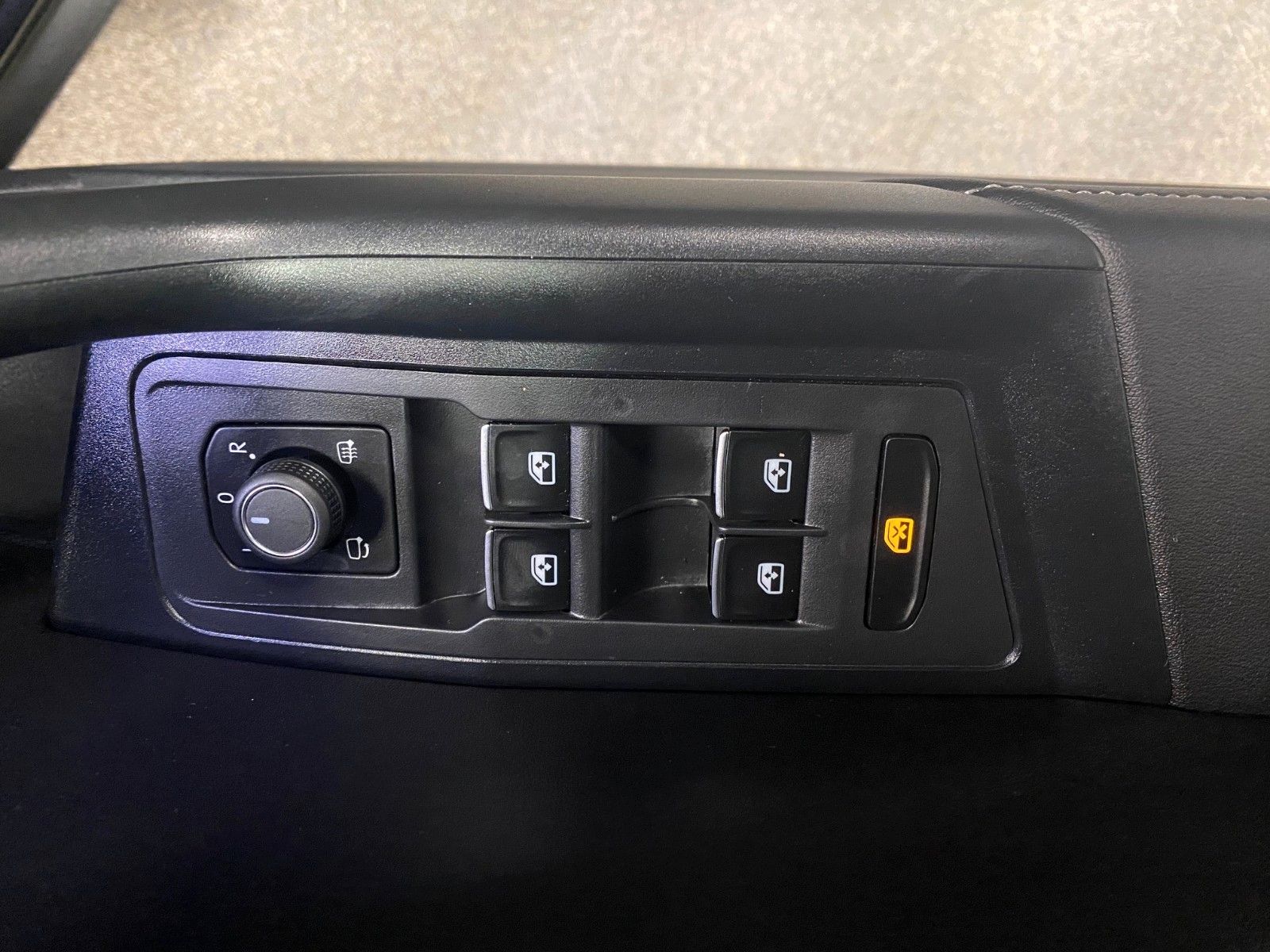 Fahrzeugabbildung Volkswagen T-Roc 1.5 TSI Style+NAVI+1.HAND+AHK+LED Plus+ACC