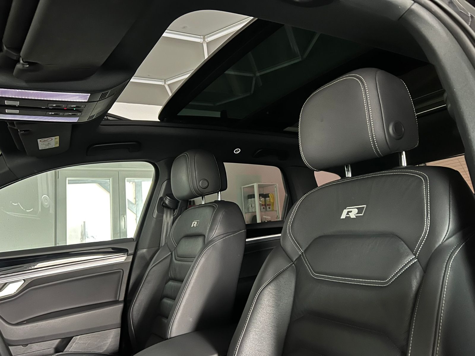 Fahrzeugabbildung Volkswagen Touareg R-Line 4Motion/PANO/AHK/MATRIX/BLACK OP.