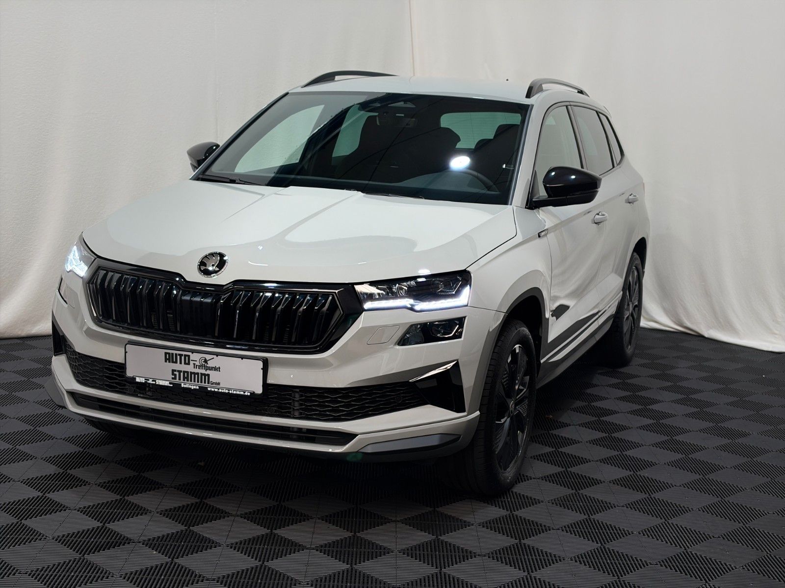 Fahrzeugabbildung SKODA Karoq Sportline / AHK
