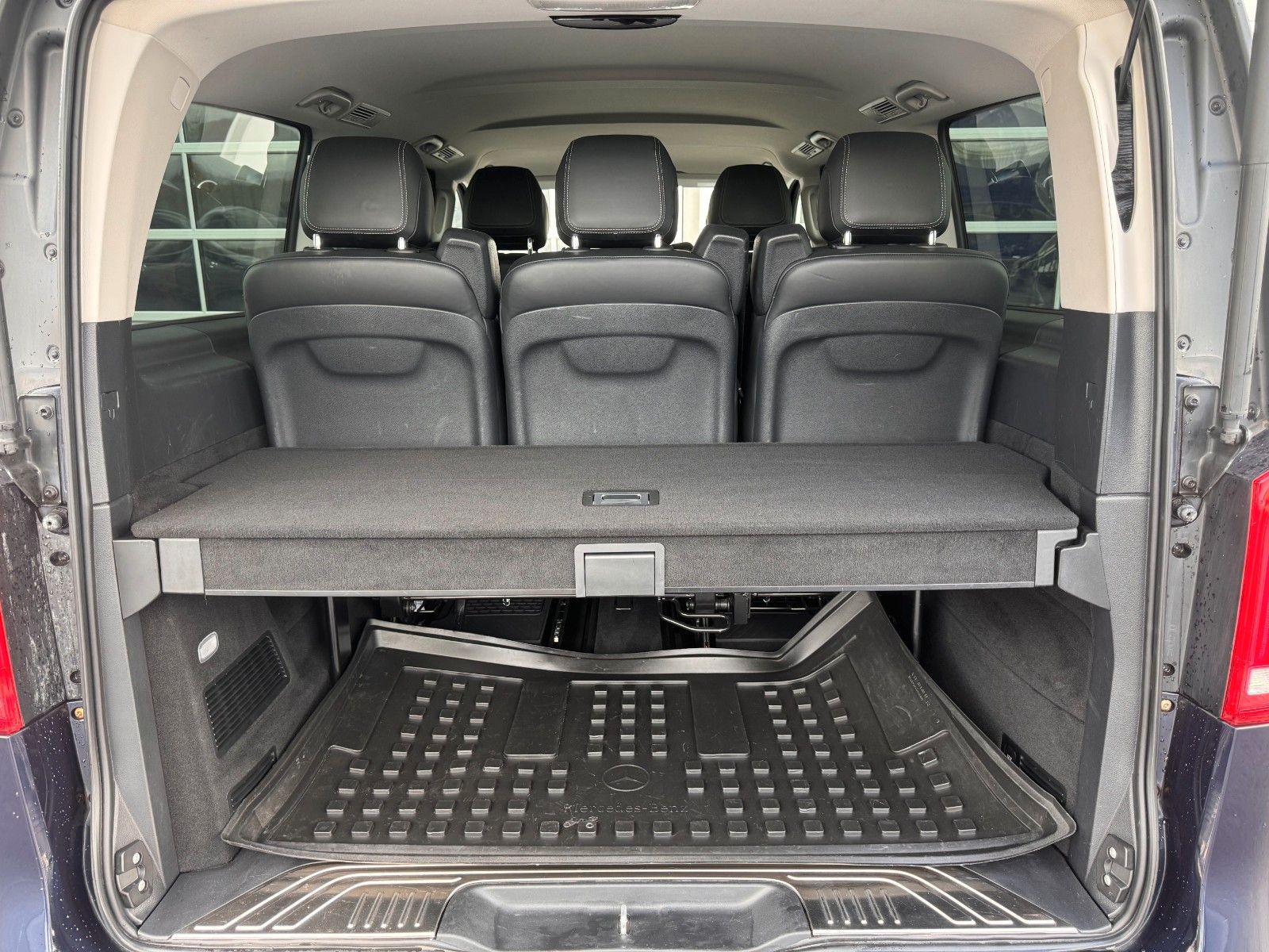 Fahrzeugabbildung Mercedes-Benz V 250 d 4MATIC AVA ED Tisch AHK2,5to DISTRONIC