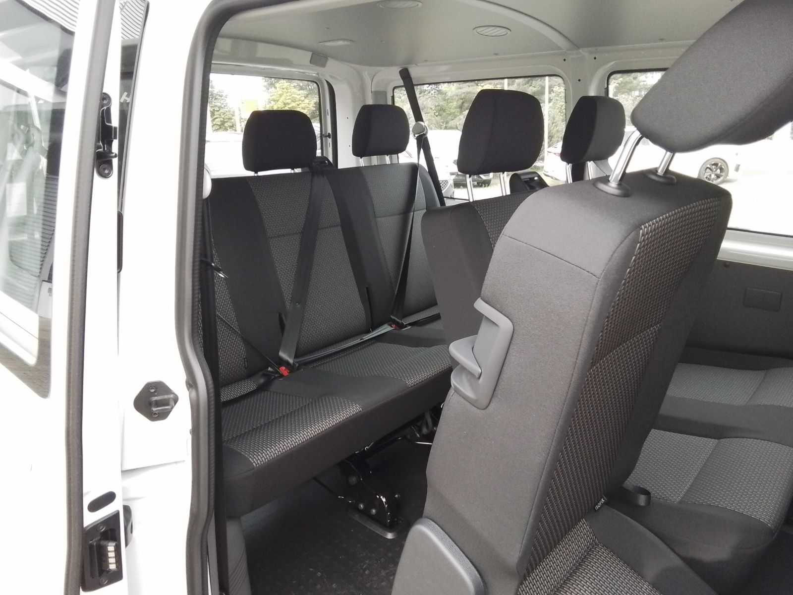 Fahrzeugabbildung Volkswagen T6 Kombi T6.1 TDI 9-Sitzer LED VORB. AHK KLIMA