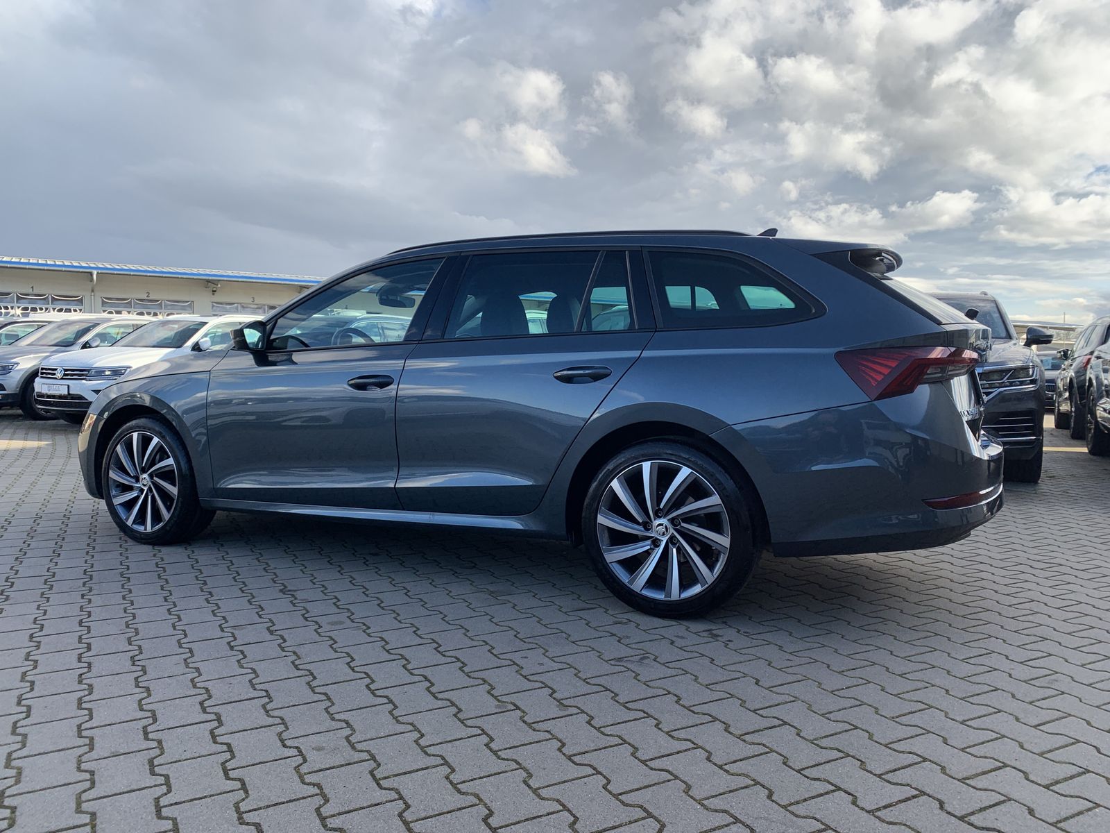 Fahrzeugabbildung SKODA Octavia 2.0 TDI*First Edition*Matrix-Beam*Leder*