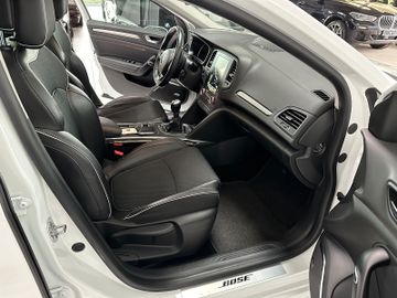 Fahrzeugabbildung Renault Megane IV Lim.BOSE-Edition Massag Kam Navi Touch