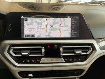 BMW 320 Touring  d xDrive Luxury Line *HUD*PANO*ACC*
