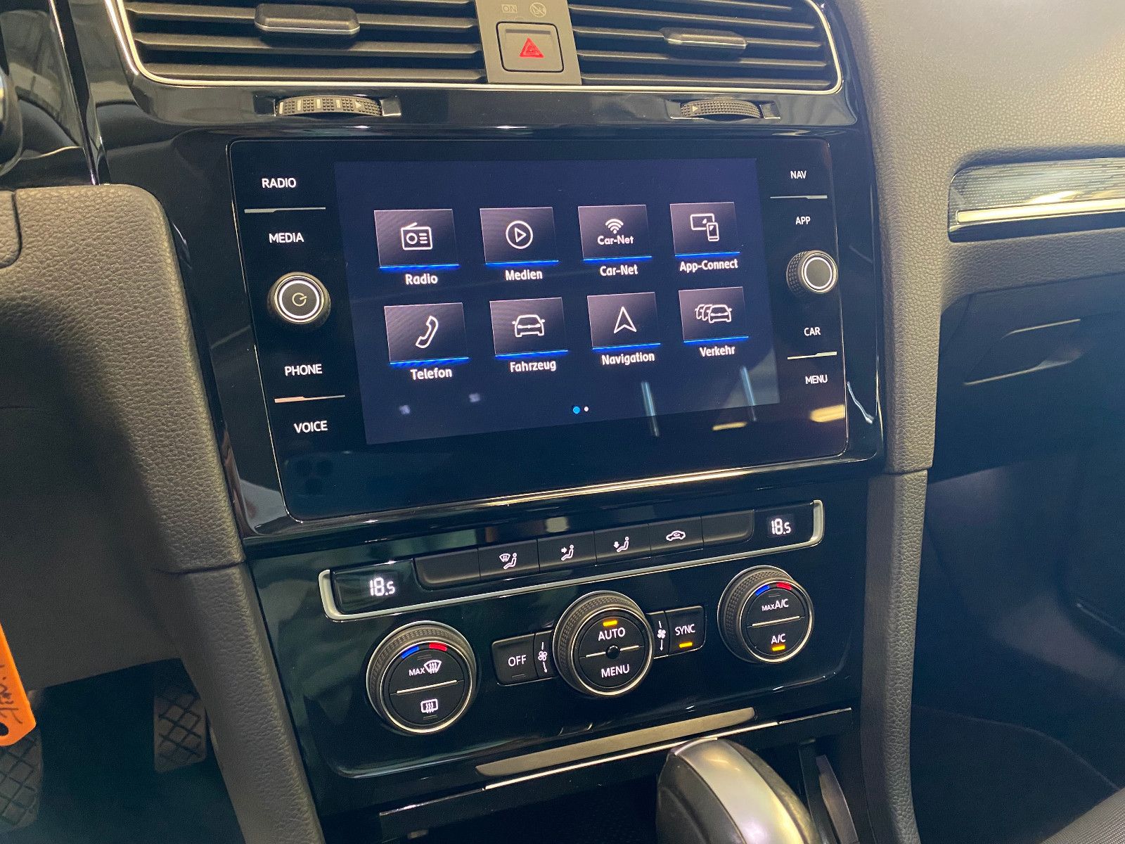 Fahrzeugabbildung Volkswagen Golf VII Lim. Highline DSG ACC Navi Pano Kam LED