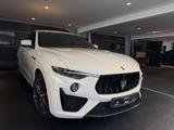 Maserati Levante V8 Trofeo Carbon Panorama - Maserati Levante Trofeo mit Benzin-Antrieb