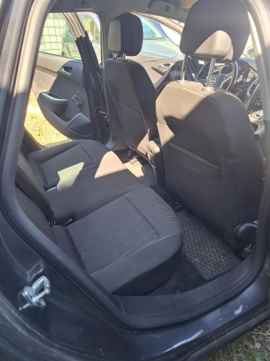 Opel Astra 2011 — photo 6