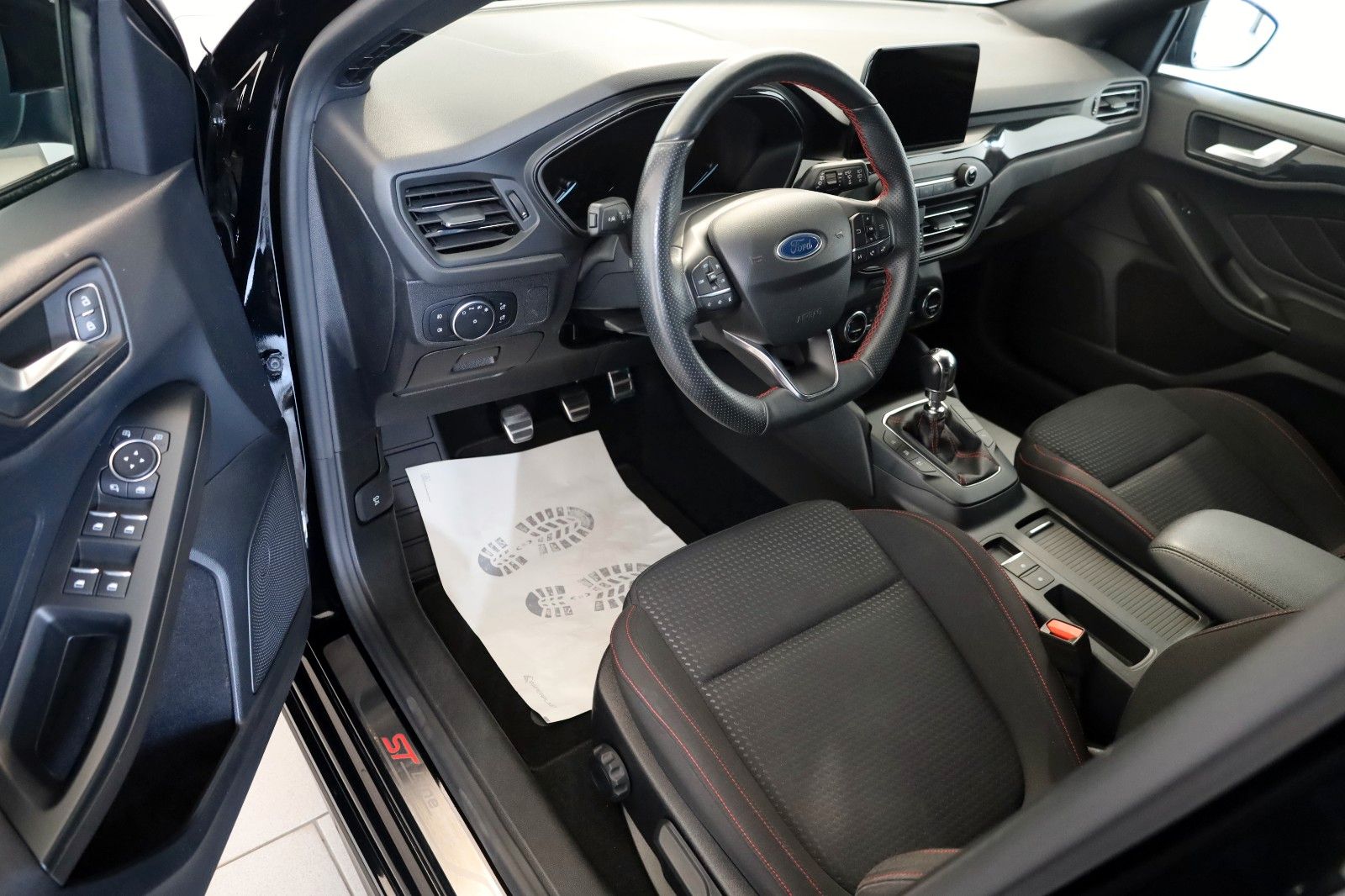 Fahrzeugabbildung Ford Focus Turnier ST-Line Navi,LED,SH,PDC,SR+WR