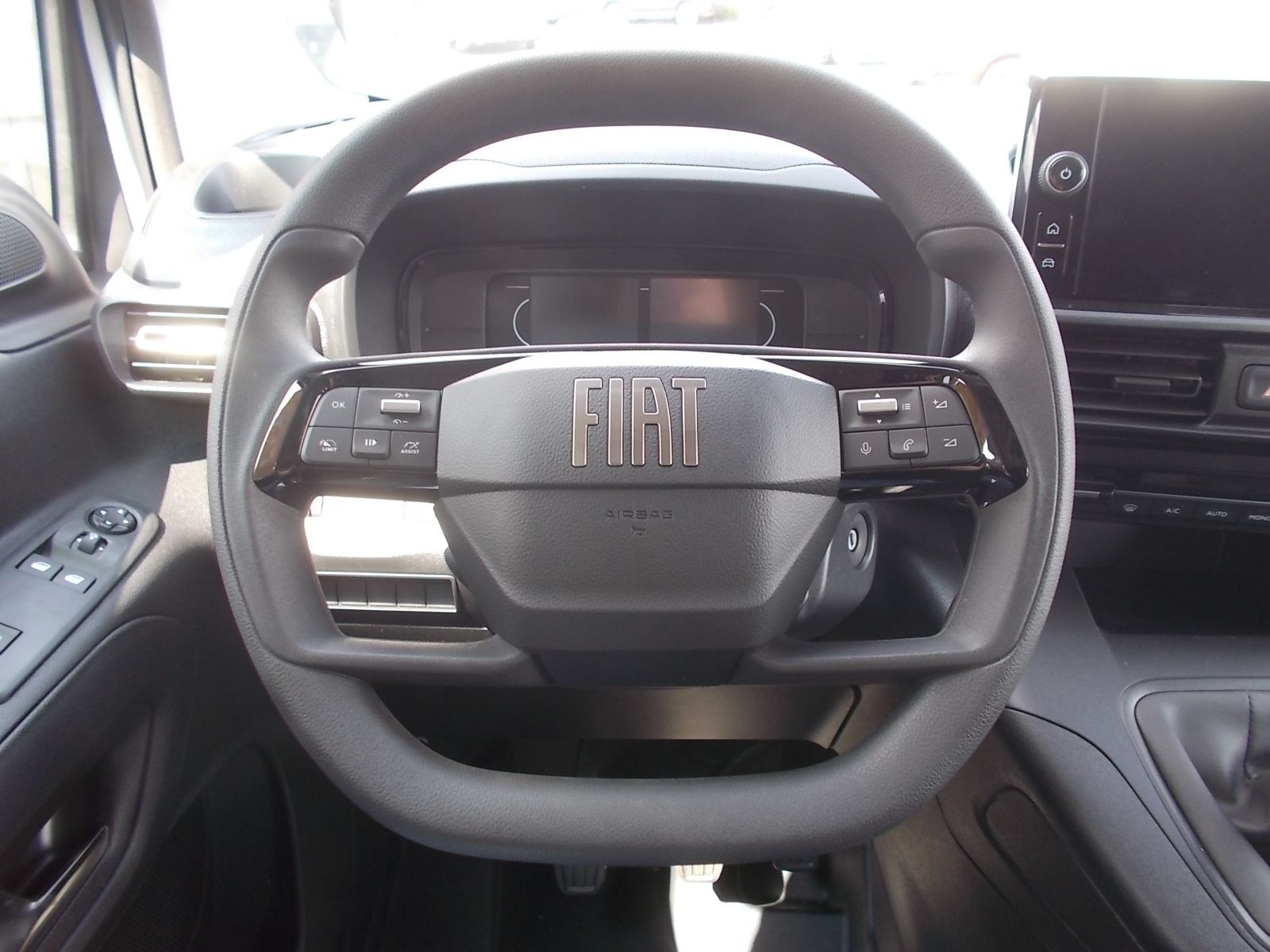 Fahrzeugabbildung Fiat Doblo Multicab L2 1.5 BlueHDi + 5 Sitzer