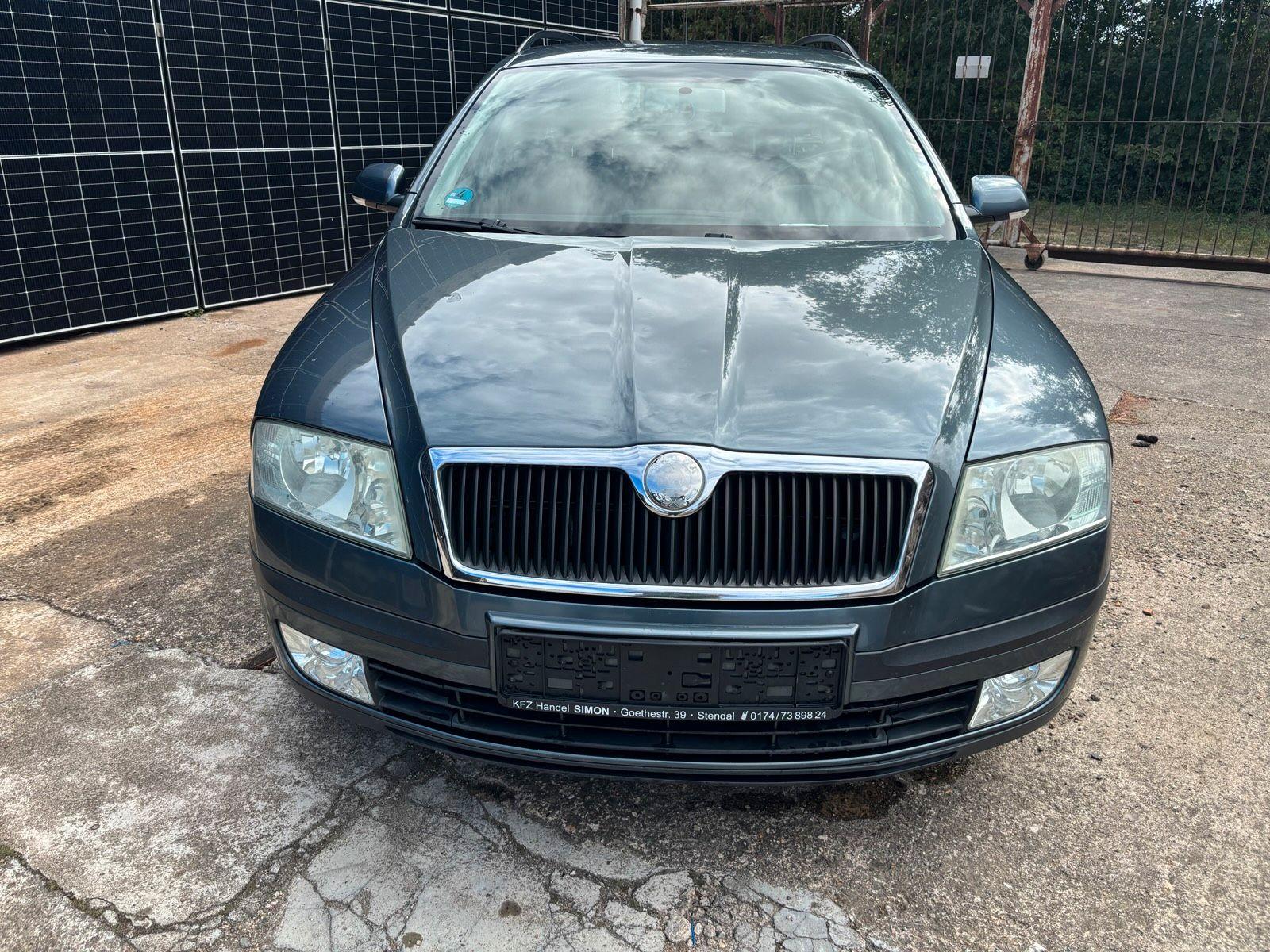 Skoda Octavia 2005 — rear view