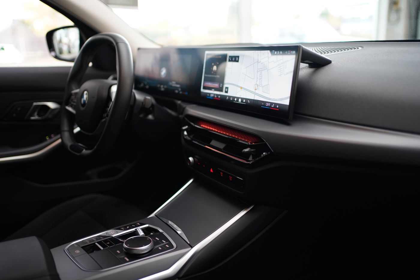 Fahrzeugabbildung BMW 318i Touring Navi+HeadUp+Kamera+APP+LED