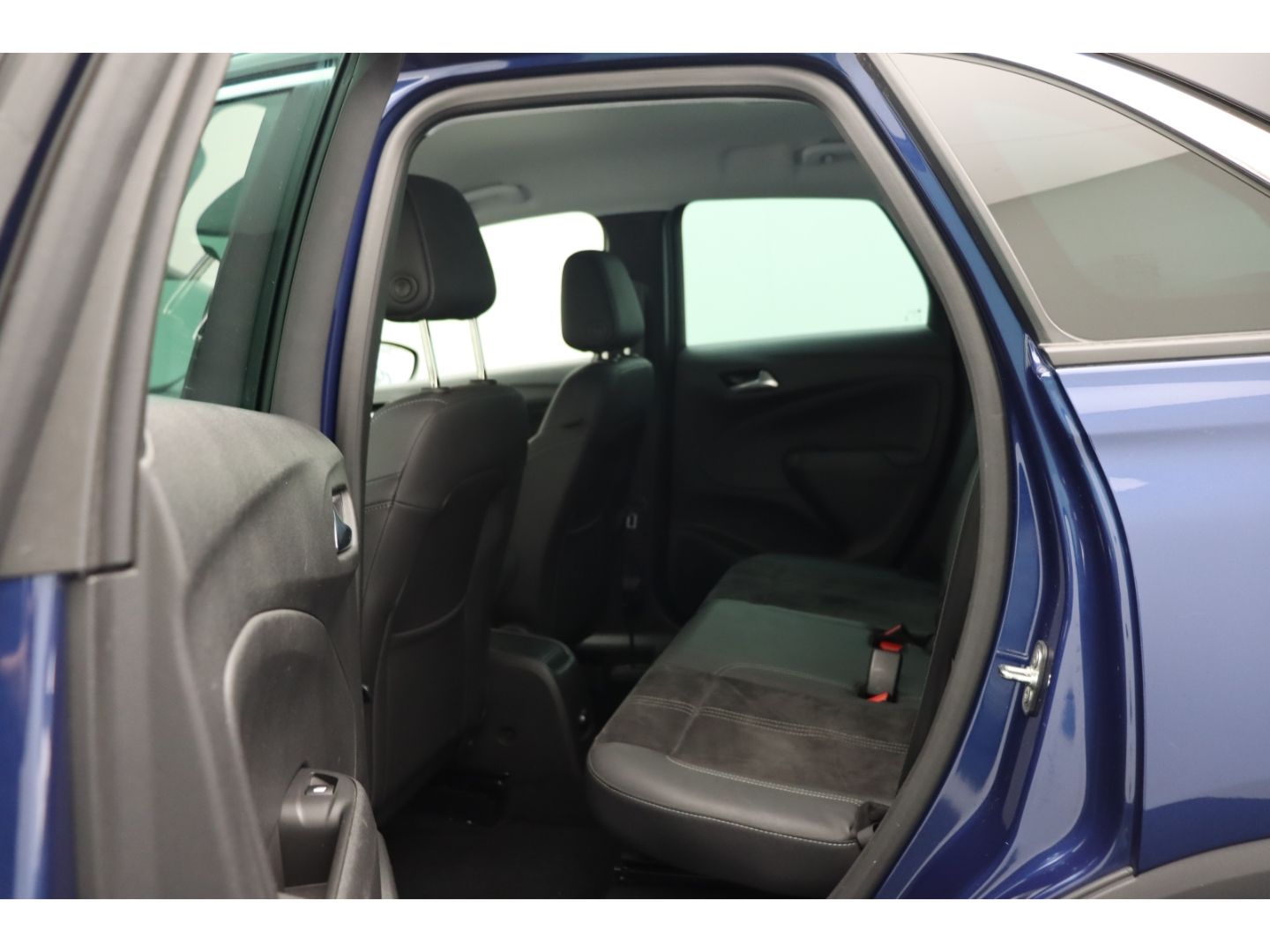 Fahrzeugabbildung Opel Crossland Ultimate 1.2 Totwinkelassistent Alcant