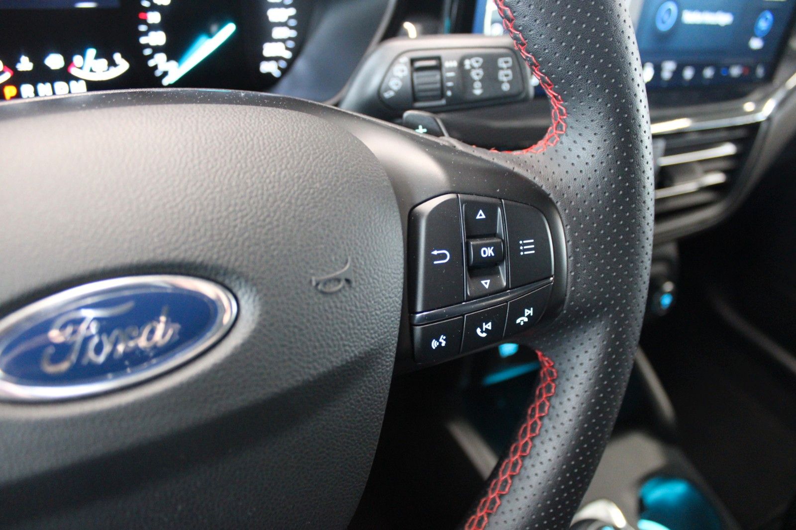 Fahrzeugabbildung Ford Focus ST-LINE Turnier Automatik LED NAVI CAM AHK