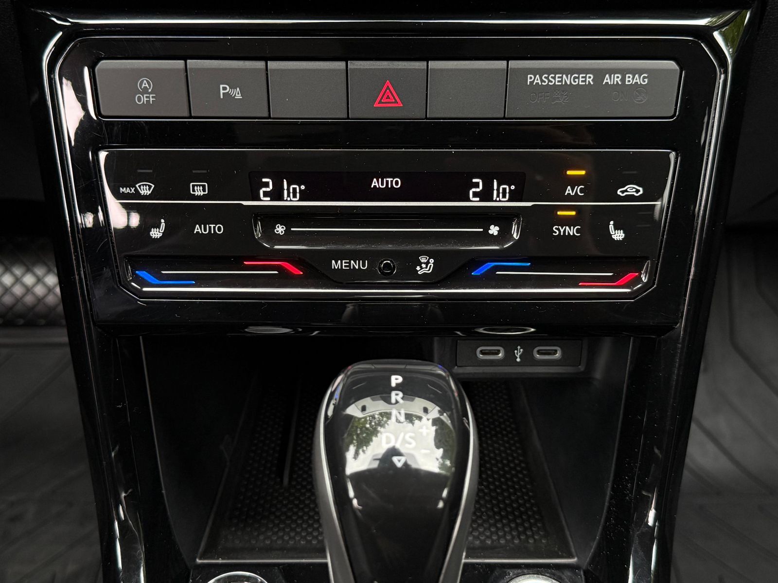 Fahrzeugabbildung Volkswagen T-Cross 1.0 TSI DSG Life LED+KAM+ACC+CARPL+SHZ+