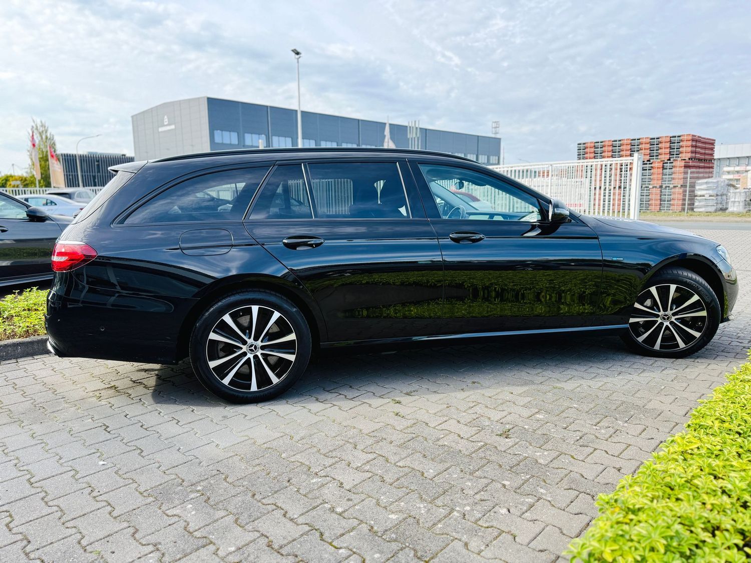 Fahrzeugabbildung Mercedes-Benz E 300 T de AVANTGARDE-NIGHT, Distronic, RFK, AHK